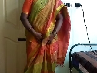 indian desi maid man-made to show her unproficient tits to quarters owner